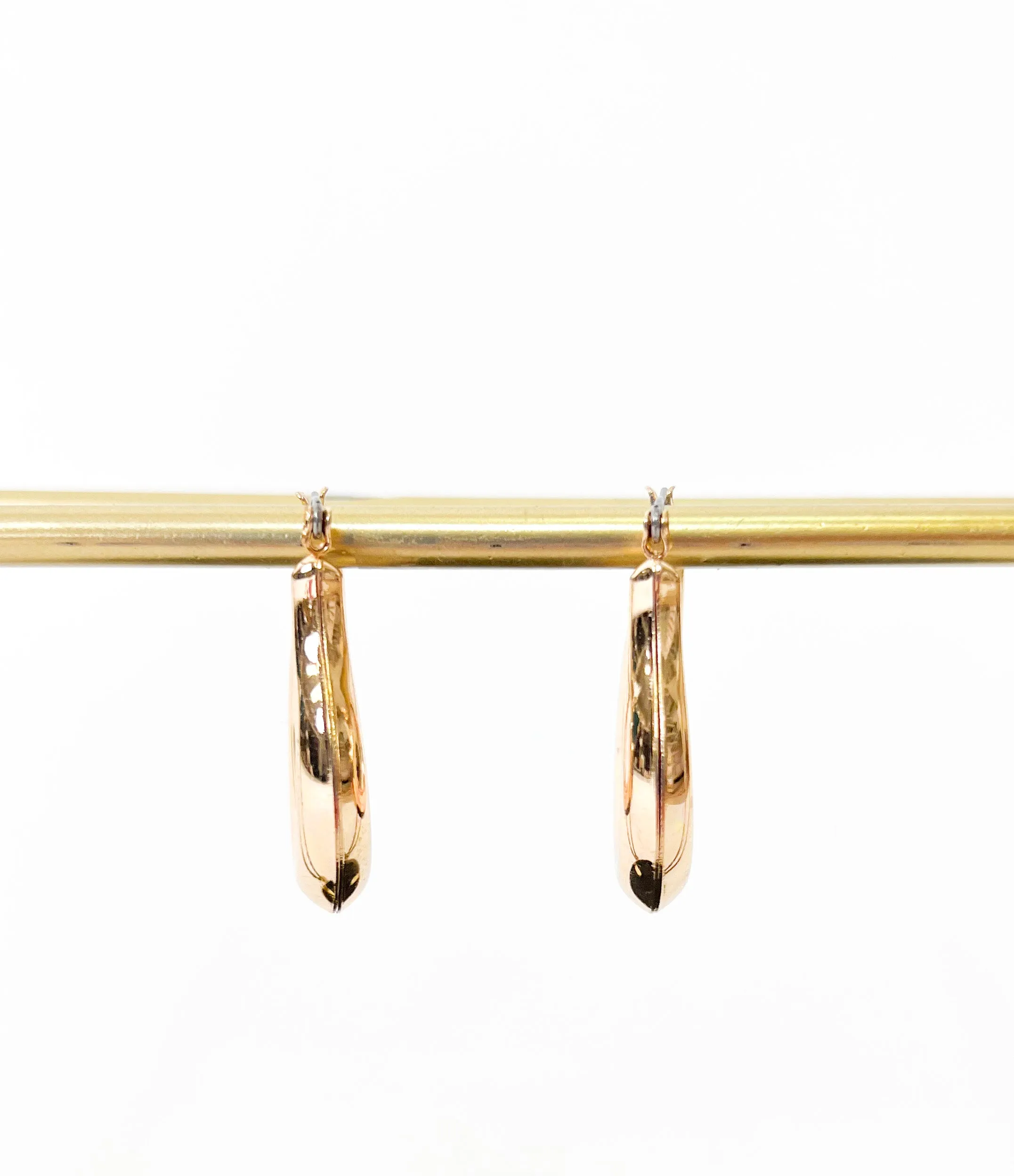 GOLD CURVED LATCH HOOP