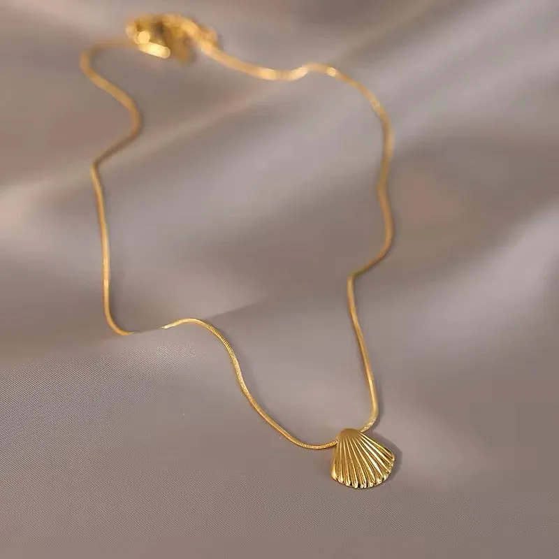 Summer Vibe Statement Metal Mini Shell Pendant Necklace